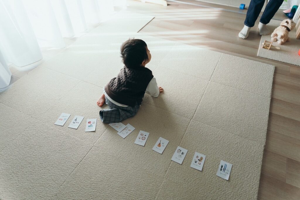 1歳バースデー。おうちで選び取りカードをする様子