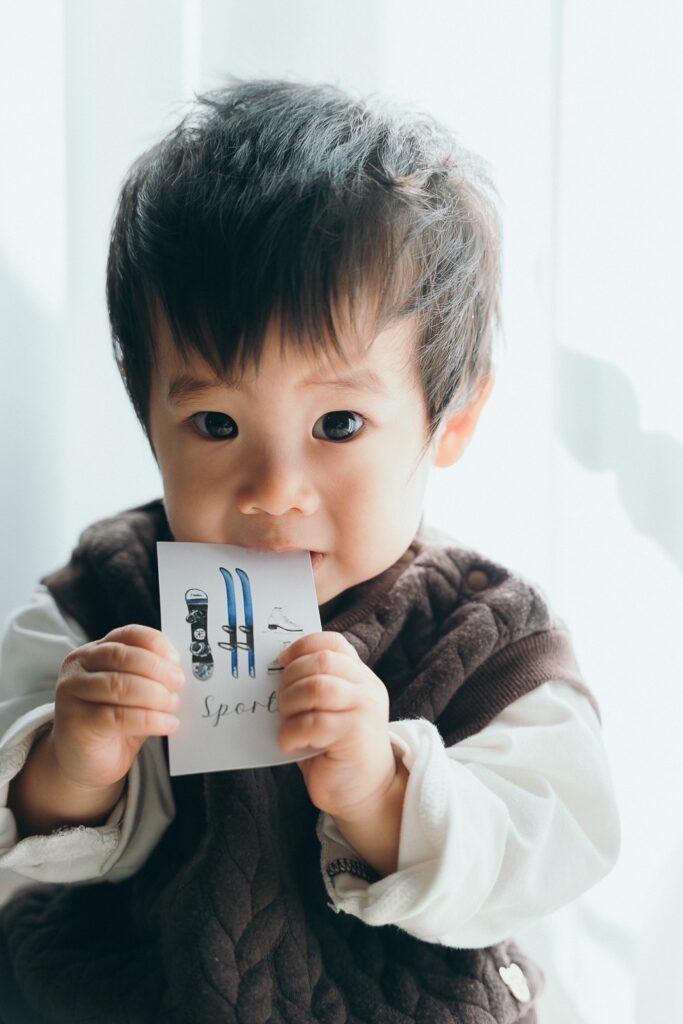 1歳バースデー。おうちで選び取りカードをする様子