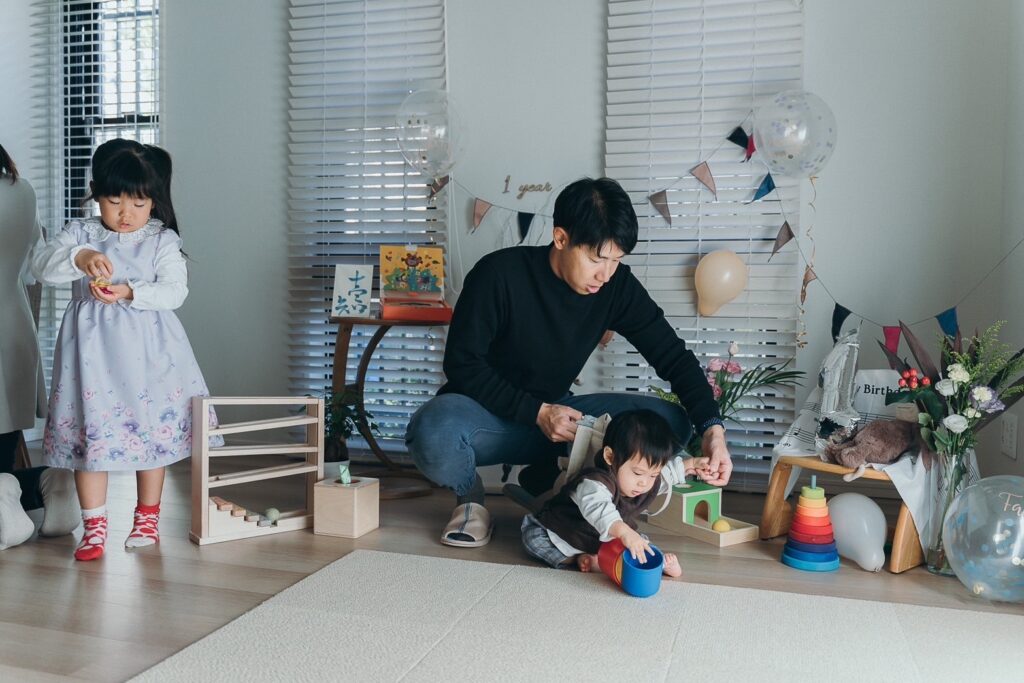 1歳バースデー。おうちで一升餅をする様子