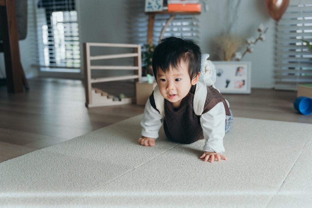 1歳バースデー。おうちで一升餅をする様子