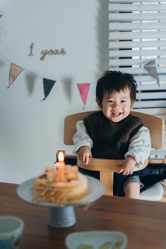 1歳バースデー。おうちでスマッシューケーキをする様子（ケーキでお祝い）