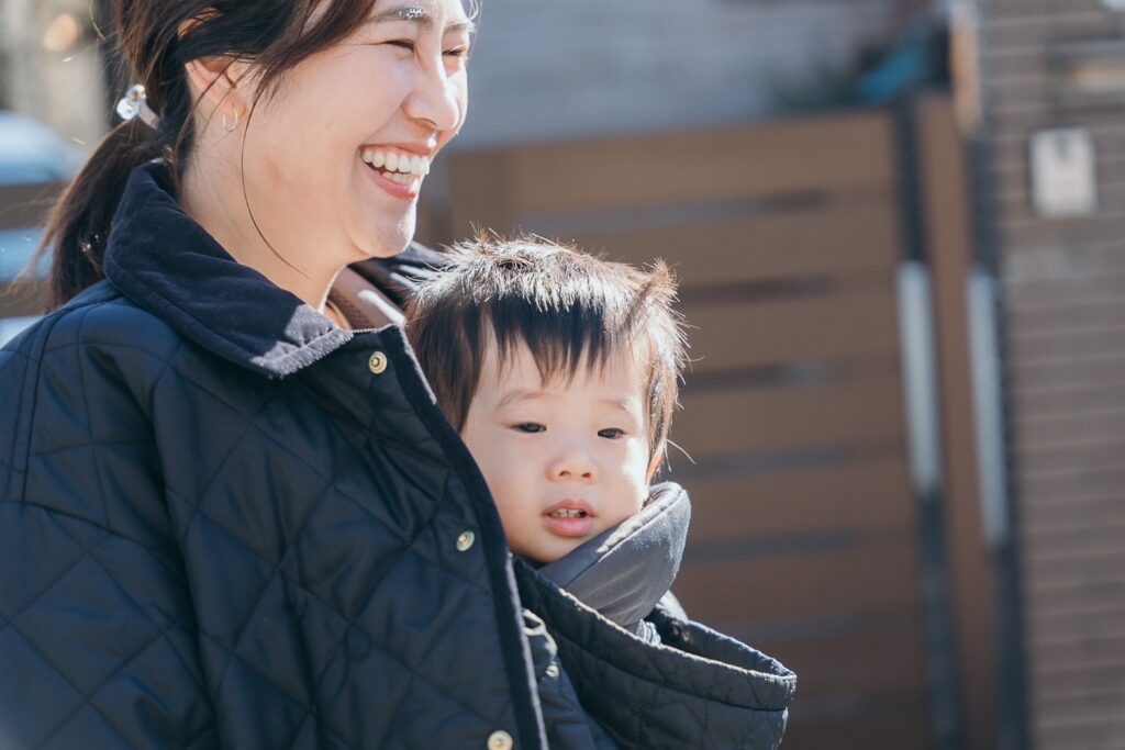 1歳バースデー。ママに抱っこされて通い慣れた公園へ向かう様子
