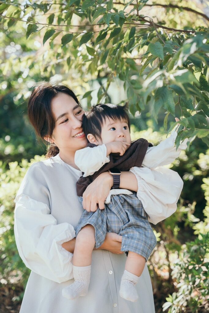 1歳バースデー。ママに抱っこされて公園で過ごす様子