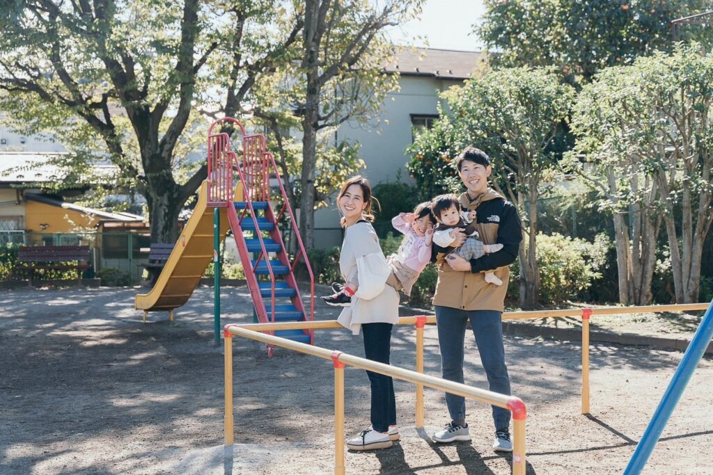 1歳バースデー。通い慣れた近所の公園で家族写真