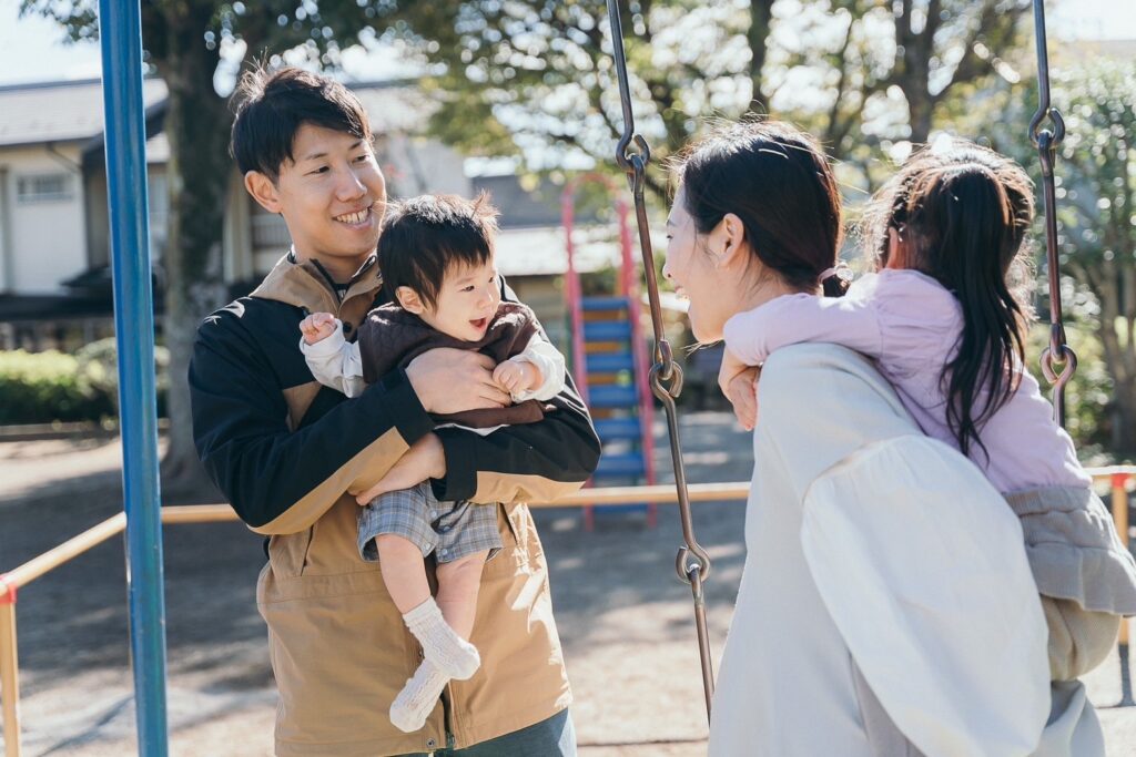 1歳バースデー。家族で近所の公園で過ごす何気ないひとコマ