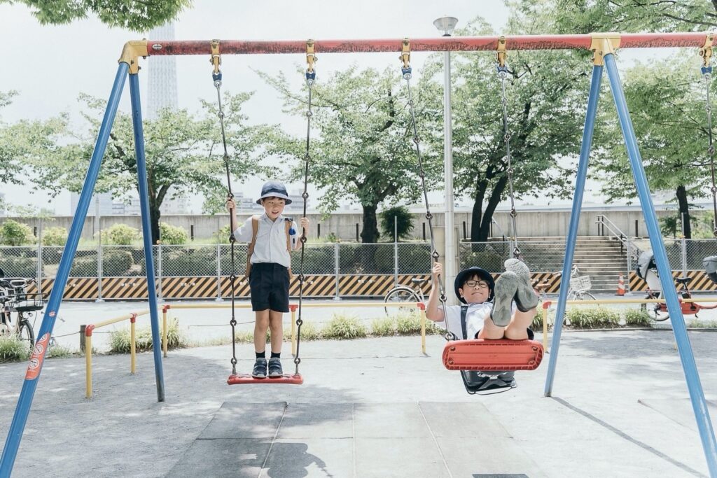 小学生兄弟の登校風景｜公園のブランコでひと遊び