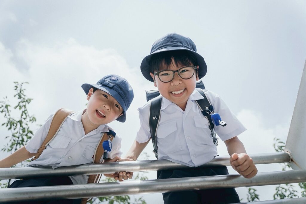小学生兄弟の登校風景｜笑顔で登校